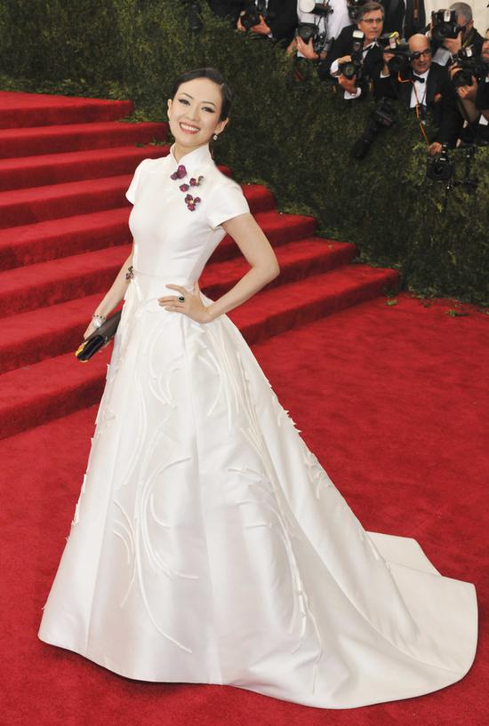2015年章子怡亮相Met Gala,一袭白色中式长裙搭配玫瑰花瓣形状的宝石胸针。玫瑰花瓣胸针便是来自赵心绮之手。