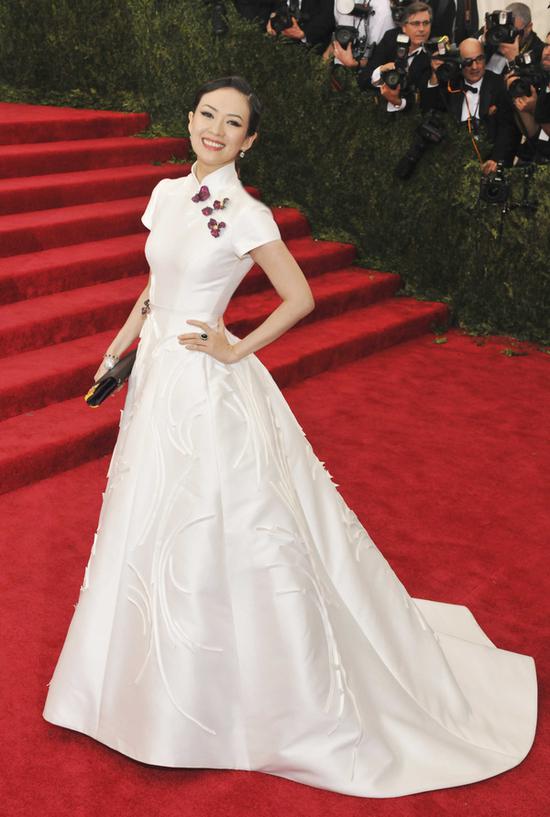 2015年章子怡亮相Met Gala，一袭白色中式长裙搭配玫瑰花瓣形状的宝石胸针。玫瑰花瓣胸针便是来自赵心绮之手。