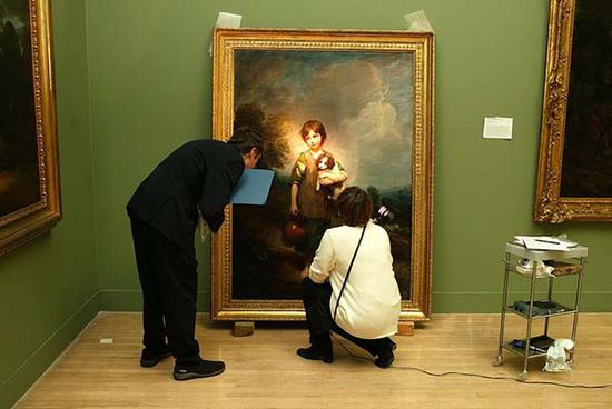 “泰特不列颠”的工作人员正在验视托马斯·庚斯博罗的肖像画作品
