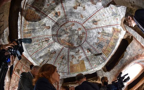 部分壁画以古罗马时代教徒生活为主题绘制。