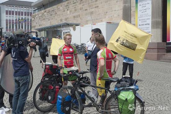 两位德国年轻人于4月8号从雅典骑单车到卡塞尔