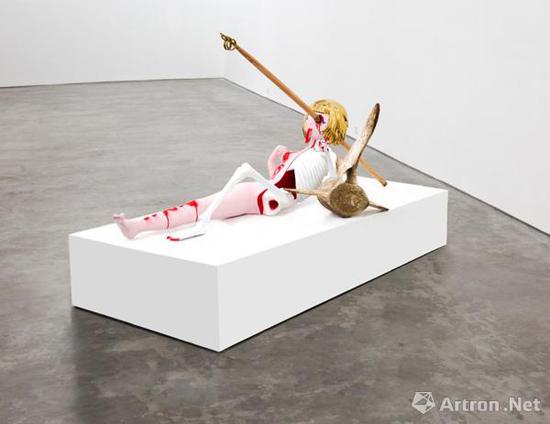 陈天灼《Dear》，2016，长征空间展位，装置，不锈钢钛板，200.0×90.0×92.0厘米