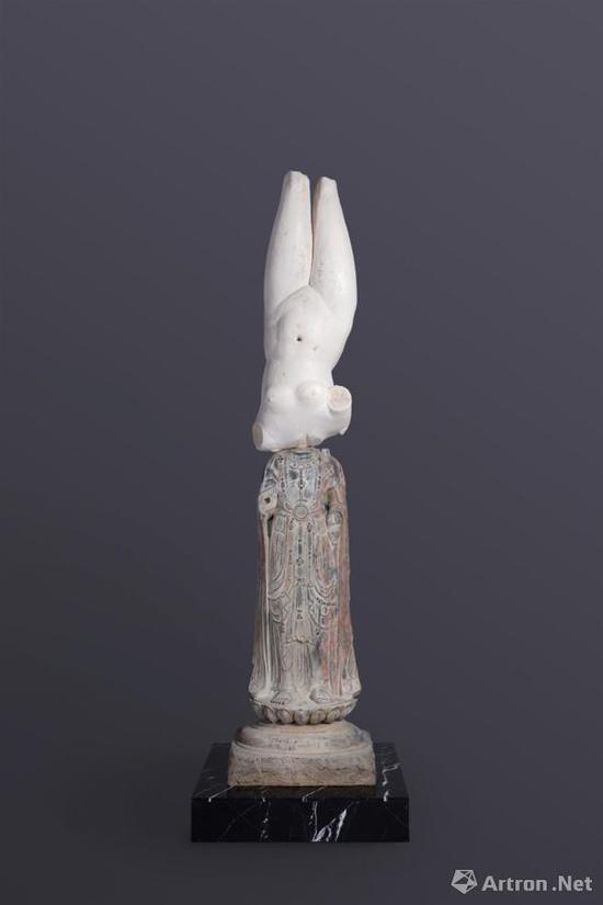 徐震-没顶公司出品，《永生 – 隋代菩萨立像，Marble statuette of Aphrodite Anadyomene》，2014；玻璃增强纤维混凝土、大理石颗粒、砂岩颗粒、钢、矿物颜料，300 x 80 厘米