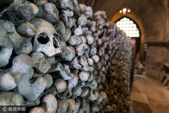圣伦纳德教堂收藏有英国数量最大、保存最完善的人类遗骨。