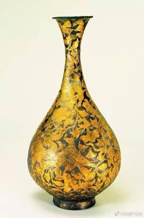 何刚捐赠给故宫的19件元代银器中，最引人注目的“银镀金錾花双凤穿花玉壶春瓶”