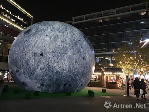 虹桥天地“光影上海”艺术展 中国艺术家冯嘉城的作品《月霾》