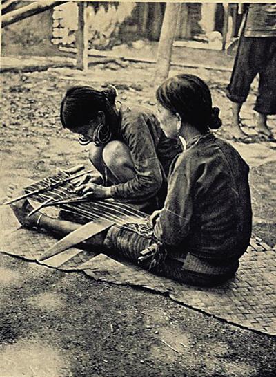 史图博拍摄黎族妇女织布。