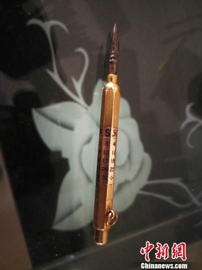 国外生产的蘸墨水书写K金万年历钢笔，距今200多年。　李宇凡 摄