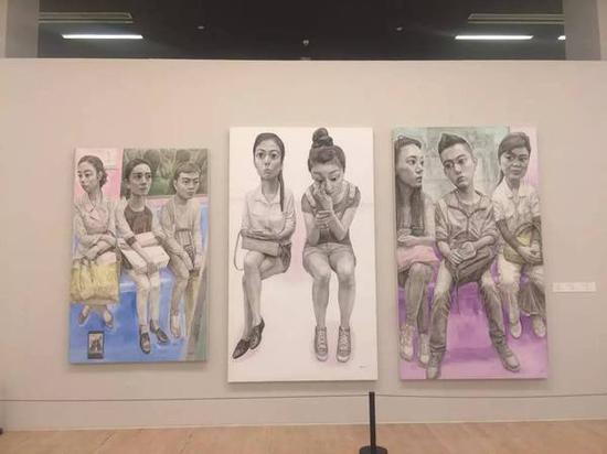 忻海洲,《轻轨里1》,布面丙烯,200 × 125 cm,2014-2015