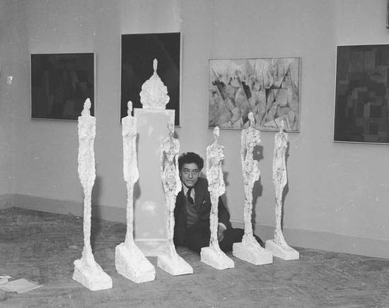 阿尔贝托·贾科梅蒂与自己的雕塑，1956年威尼斯双年展。图片：Courtesy of the Giacometti Foundation