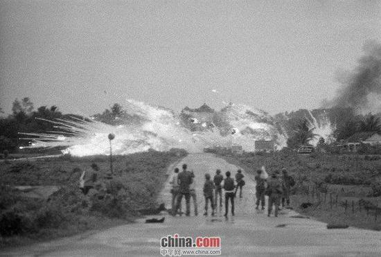 1972年6月8日，南越军机误炸平民，图为当时轰炸的情景。