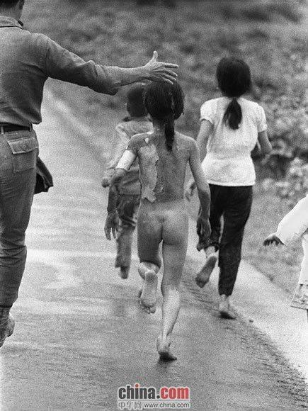1972年6月8日，南越军机误炸平民，图为受伤的金福与亲戚争相逃命。