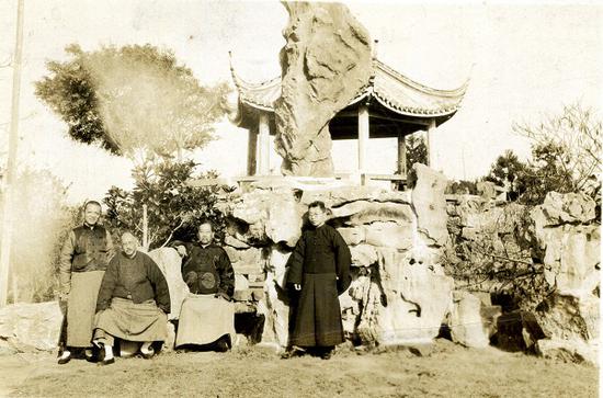 陶冷月与黄宾虹等在无锡梅园天心台（1928年）