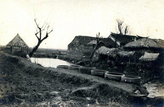 河边粪缸（1923年）
