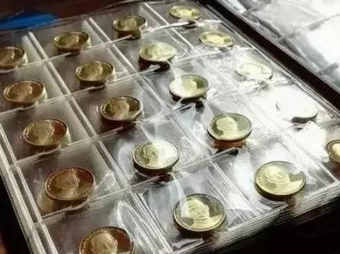 同时,建议大家不要使用图中这种卡册保存纪念币,他并不能够完全地防潮防氧化!了解详情可以点击下方链接哦!