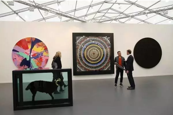 参观者正在纽约弗里兹艺博会高古轩的展位上观看达明恩·赫斯特的作品。图片:Courtesy of Sarah Cascone