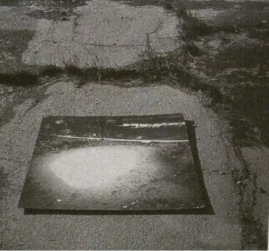 《狗的爪印--“摄影标记”》，1968，罗伯特·史密森 Estate of Robert Smithson