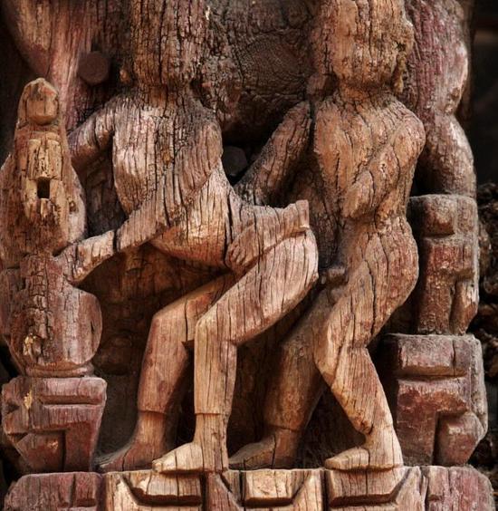 宗教气息浓郁的尼泊尔性爱木雕