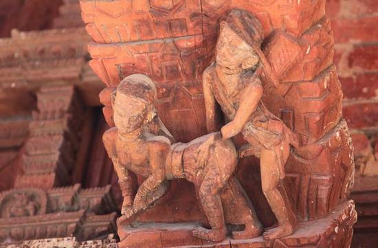 对于民风保守的尼泊尔人来说，以下这些令人脸红的性爱浮雕，是来自宗教和艺术的形式。