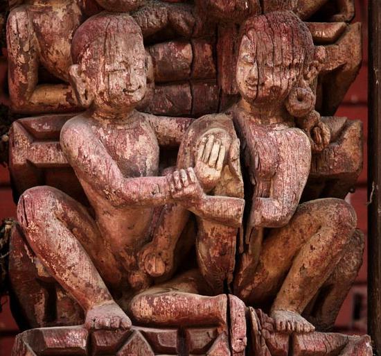在尼泊尔神庙里这么多男女交欢的雕刻，原因是大多数尼泊尔的印度教徒相信，湿婆和性力女神的结合是创造生命的原动力。