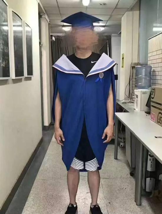 央美学生试穿学士服