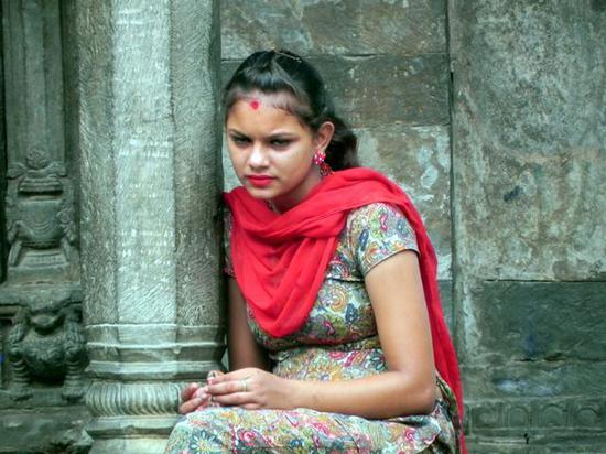 加德满都帕斯帕提纳神庙里冷眼旁观的尼泊尔人