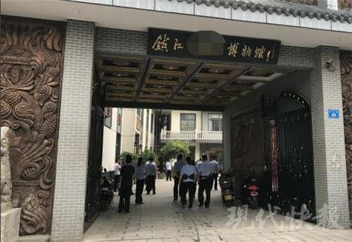 申请人张某与胡某系朋友关系，在诉讼中与胡某达成调解协议，由胡某一次性归还借款20万元。