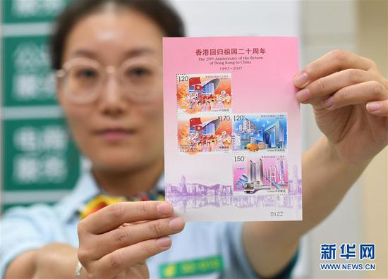 　　6月29日，北京的邮政工作人员在展示《香港回归祖国二十周年》纪念邮票小全张。