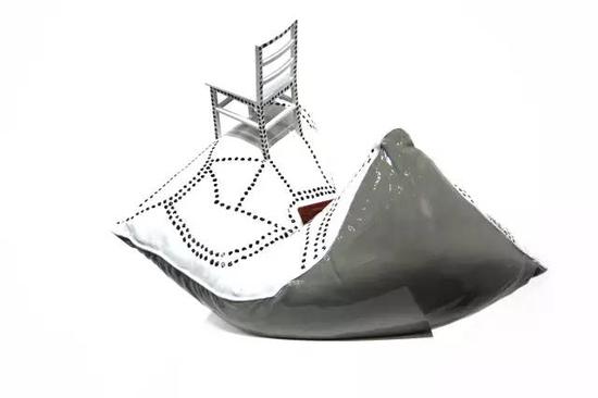 雕塑参展作品:《枕头与铰链Ⅰ》 王劼音、周小平 37X70X55CM 树脂、红木 2015年