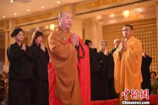 中国佛教协会副会长，上海玉佛禅寺方丈觉醒大和尚主持洒净祈福开光仪式。　芊烨 摄