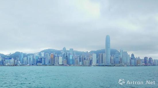 时至今日，香港是全球经济自由度指数最高的城市，同时也是世界上最袖珍、最重要的艺术品交易集散地之一。