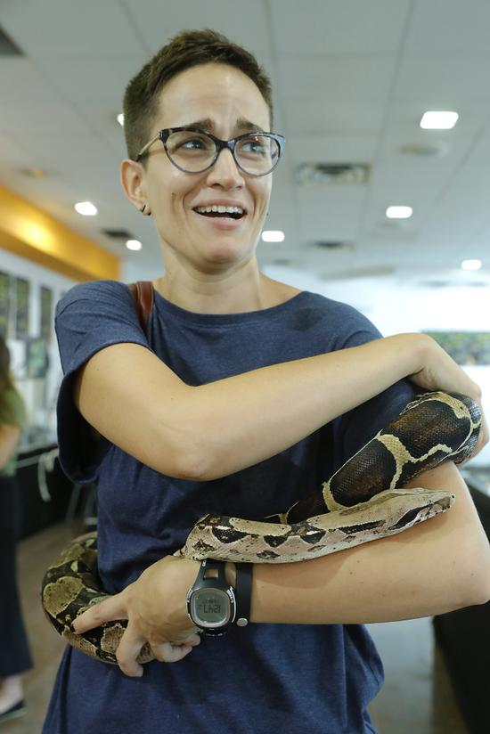 7月1日，在克罗地亚萨格勒布，一名游客与蛇类“收藏家”内文·弗巴尼奇所有的一条蟒蛇亲密接触。