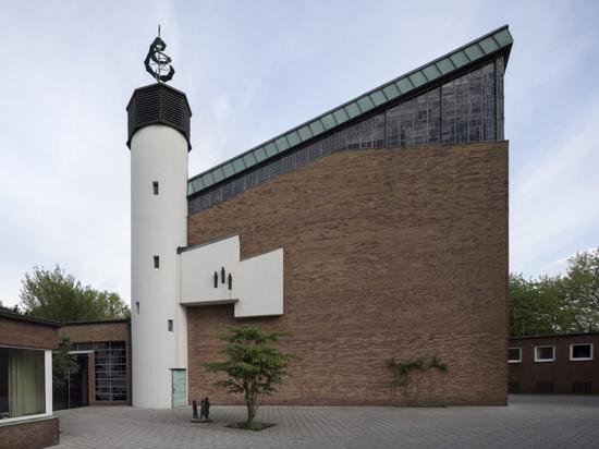 Cerith Wyn Evans，《A Modified Threshold… （for Münster）》。现成教堂的钟改造之后发出更高频的声音。图片：?Skulptur Projekte 2017，摄影：Henning R?gge
