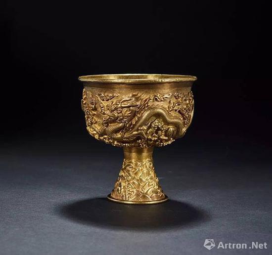 明宣德 金质龙纹高足杯 高11.8 cm  口径11 cm  重470 g 成交价：RMB 25,875,000