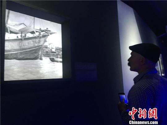 图为《丝路帆影?源自英国皇家格林威治的影像图片首展》现场 李佳赟 摄 图为《丝路帆影·源自英国皇家格林威治的影像图片首展》现场 李佳赟 摄