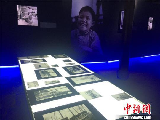 图为《丝路帆影·源自英国皇家格林威治的影像图片首展》现场 李佳赟 摄