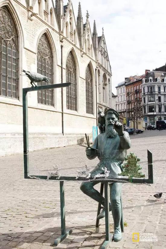 　　教堂外的勃鲁盖尔雕塑