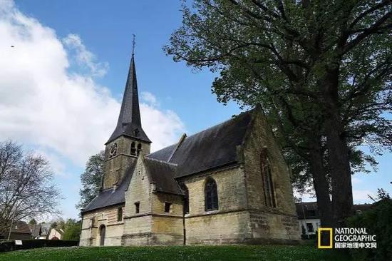 　　小教堂久已不用，现在却成了勃鲁盖尔迷心中的圣地，经常有喜欢他的人远道而来。