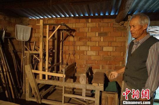 甘肃庆阳市西峰区温泉镇何坳村的何世前老人家中收藏农具200余件。 陈思 摄