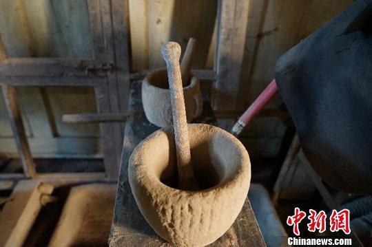 何世前收藏的“老物件”。 陈思 摄 何世前收藏的“老物件”。 陈思 摄