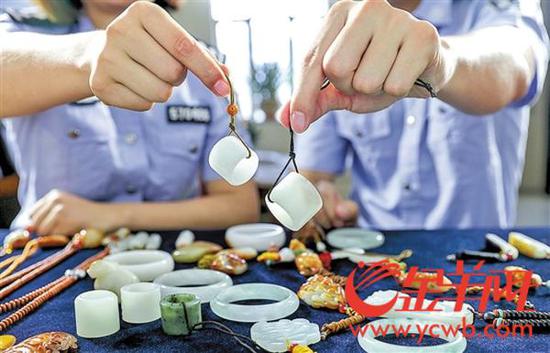海关截获的玉石制品 赵立阳 摄