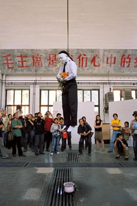 ▲ 戴光郁《失禁》；行为；北京798；2005年