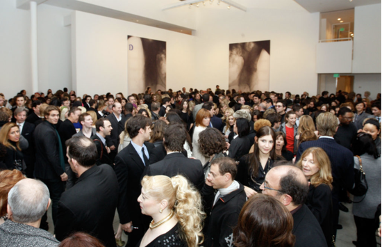 高古轩举办的朱利安·施纳贝尔展览开幕，2008年2月21日，加州贝弗利山。图片：Frazer Harrison/Getty Images