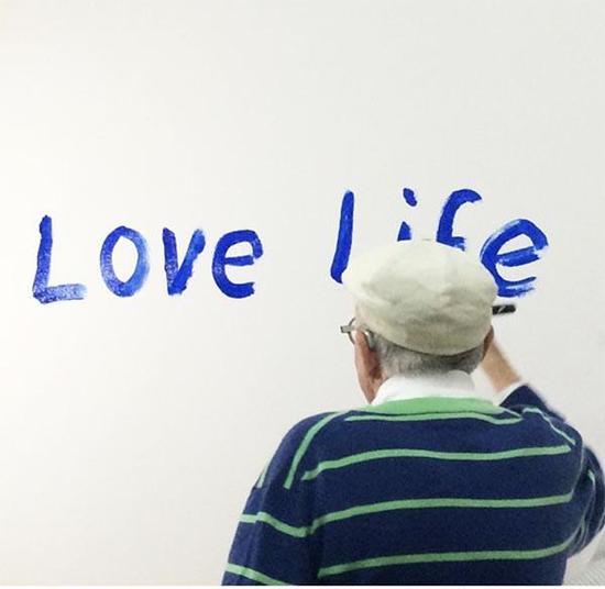 80岁的大卫霍克尼生日写下“爱生活”，他说，在工作的时候感觉自己像毕加索，感觉自己只有30岁。