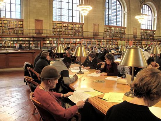 图书馆赞助人在Morgan O‘Hara的“手书宪法“项目中。图片：Courtesy of Alessandro Cassin