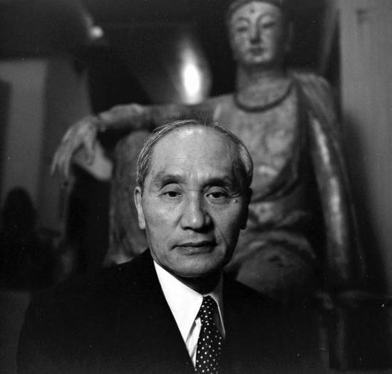 卢芹斋。他在巴黎建造了著名的“巴黎红楼”,并在一段时间内,每天免费在红楼内资助中国留学生一顿午餐。他总结自己的一生充满了矛盾,承认自己使不少国宝流失海外,又为这些国宝避免了战乱得到了保护而感到庆幸。