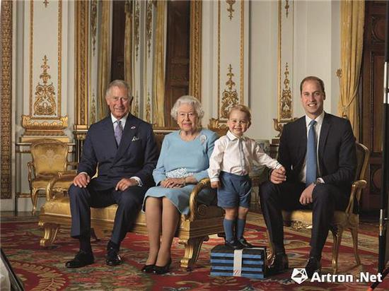 2016年，为庆祝英国女王伊丽莎白二世90岁生日，安妮·莱博维茨拍下了这幅家庭照片
