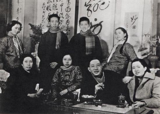 傅抱石全家1962年合影。前排左起：罗时慧、傅益玉、傅抱石、傅益珊。后排左起傅益璇、傅小石、傅二石、傅益瑶。