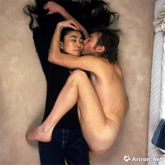 这张照片仿佛是列侬和洋子的吻别，充满了爱和依恋