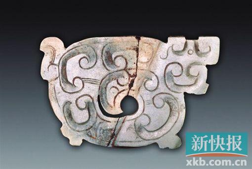 玉龙形饰 春秋 青绿色,薄片体。为长方形,身体卷曲,头侧视,圆形小眼,吻部前伸,下部似有双足,另一侧有一弯尾。一面饰勾云纹,中部身躯镂空成涡形孔,器物表面有切割痕。另一面光素无纹。春秋时期琢玉技艺有了很大的进步,制出了更为精美的玉器,纹饰从平面向隐起、从简单到繁复的方向发展,雕刻技法采用浮雕、镂空与阴刻相结合。
